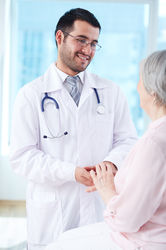 Photo d'un docteur qui accueille un patient