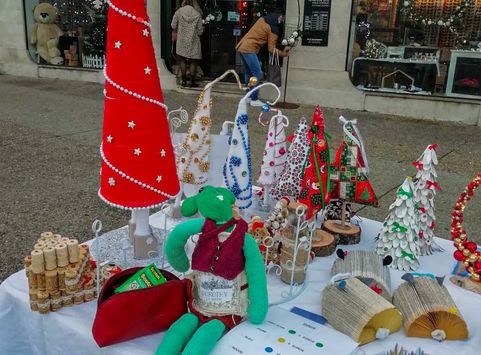 Objets du stand de l'EHPAD au marché de Noël - Agrandir l'image, .JPG 218Ko (fenêtre modale)