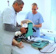 Photo d'une équipe qui s'occupe d'un patient