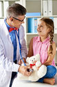 Photo d'un docteur qui examine une enfant