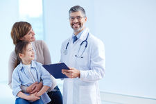 Médecin accompagné d'une mère et de son enfant