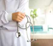 Photo d'un docteur qui tient un stéthoscope