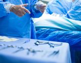photo d'un docteur en train de manipuler du matériel médical