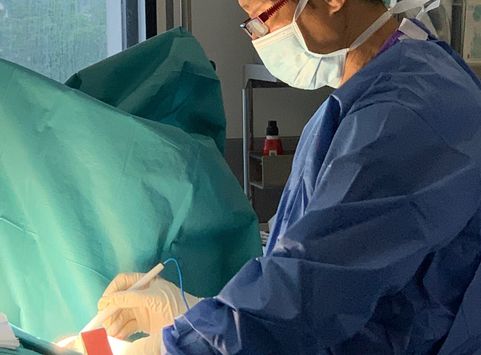 Photo du Docteur CHEA en intervention au bloc opératoire - Agrandir l'image, .JPG 224Ko (fenêtre modale)