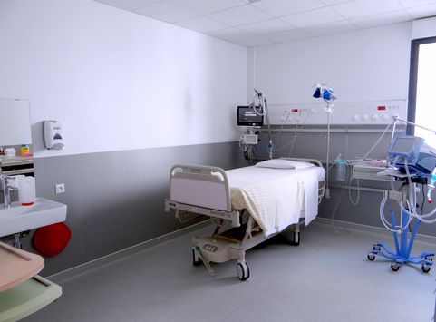 Photo d'une chambre des Soins Continus et Polyvalents avec un lit et du matériel médical - Agrandir l'image, . 0octets (fenêtre modale)