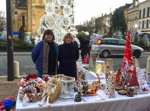 Stand de l'EHPAD au marché de Noël devant l'église - Agrandir l'image, .JPG 104Ko (fenêtre modale)