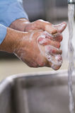 Image d'une personne en train de se laver les mains avec du savon