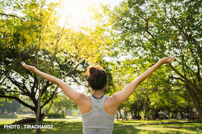 Photo d'une femme se relaxant dans un parc